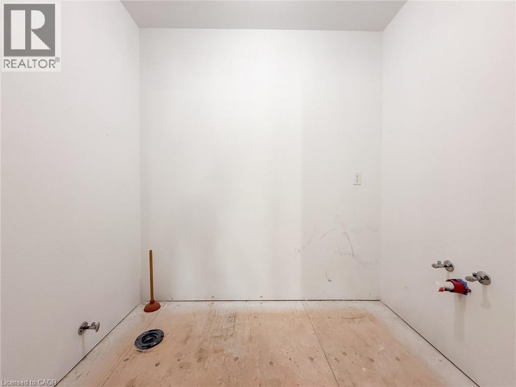 316 Queensway W Property Photo 27
