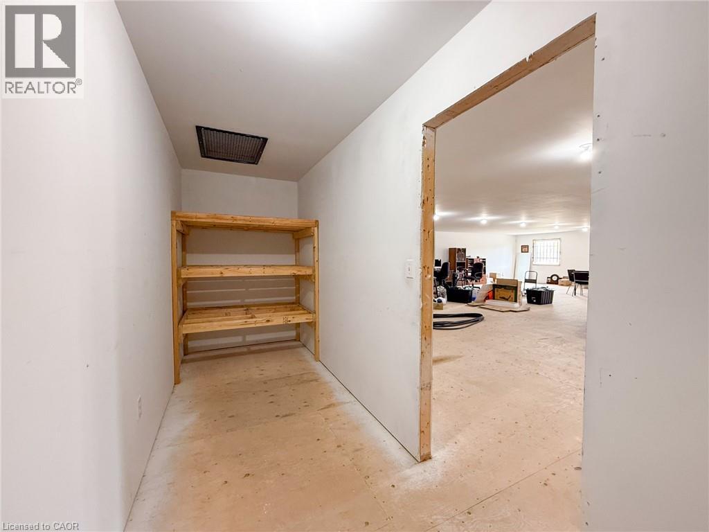 316 Queensway W Property Photo 28