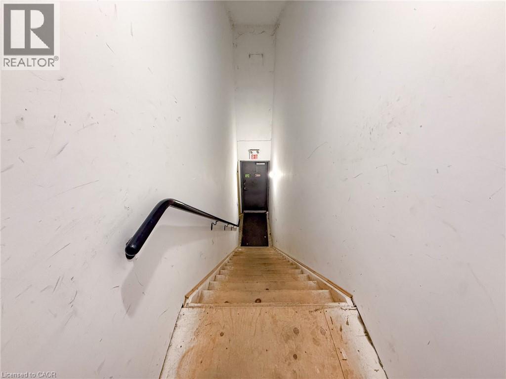316 Queensway W Property Photo 29