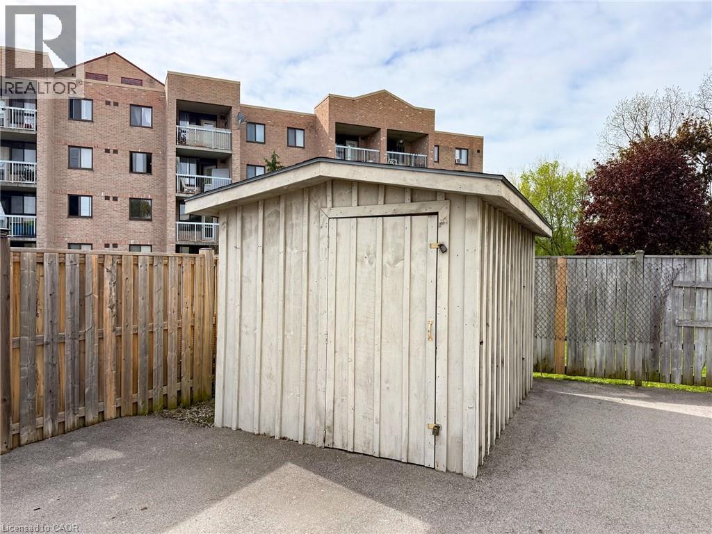 316 Queensway W Property Photo 32