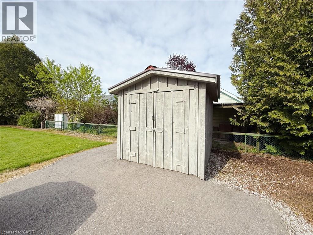 316 Queensway W Property Photo 33