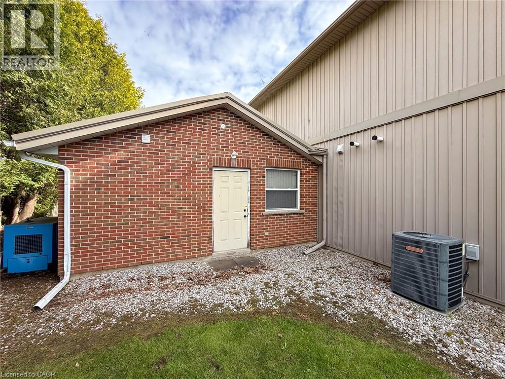 316 Queensway W Property Photo 34