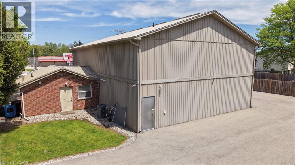 316 Queensway W Property Photo 38