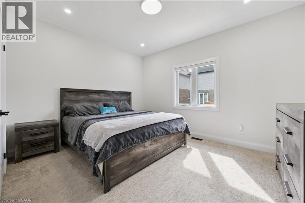 552 Nathalie Crescent Property Photo 32