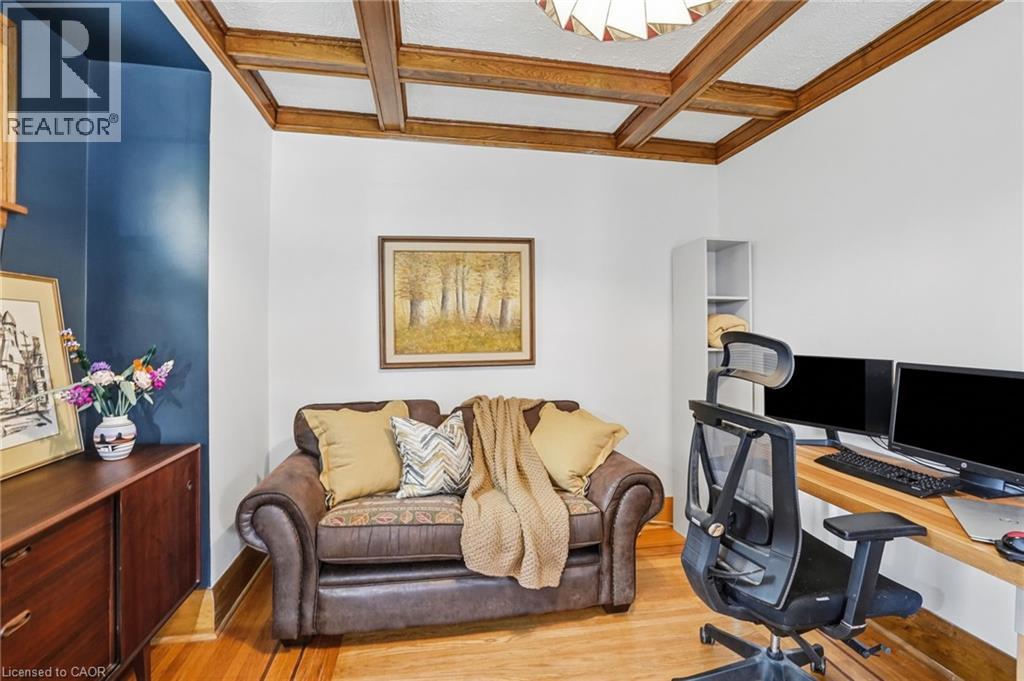 17 Tuxedo Avenue S Property Photo 7