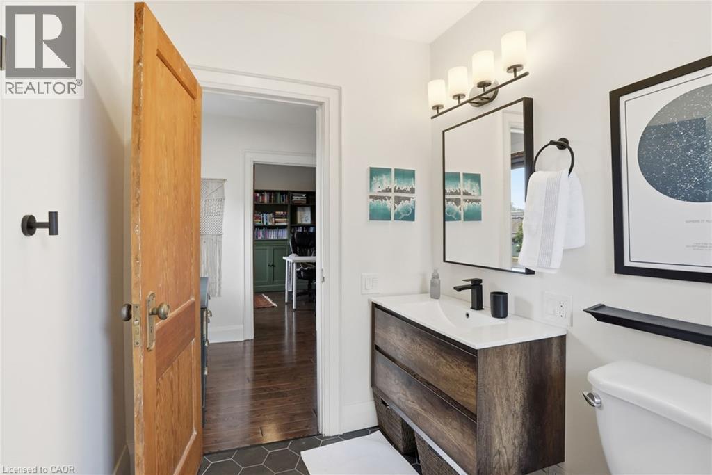 17 Tuxedo Avenue S Property Photo 27