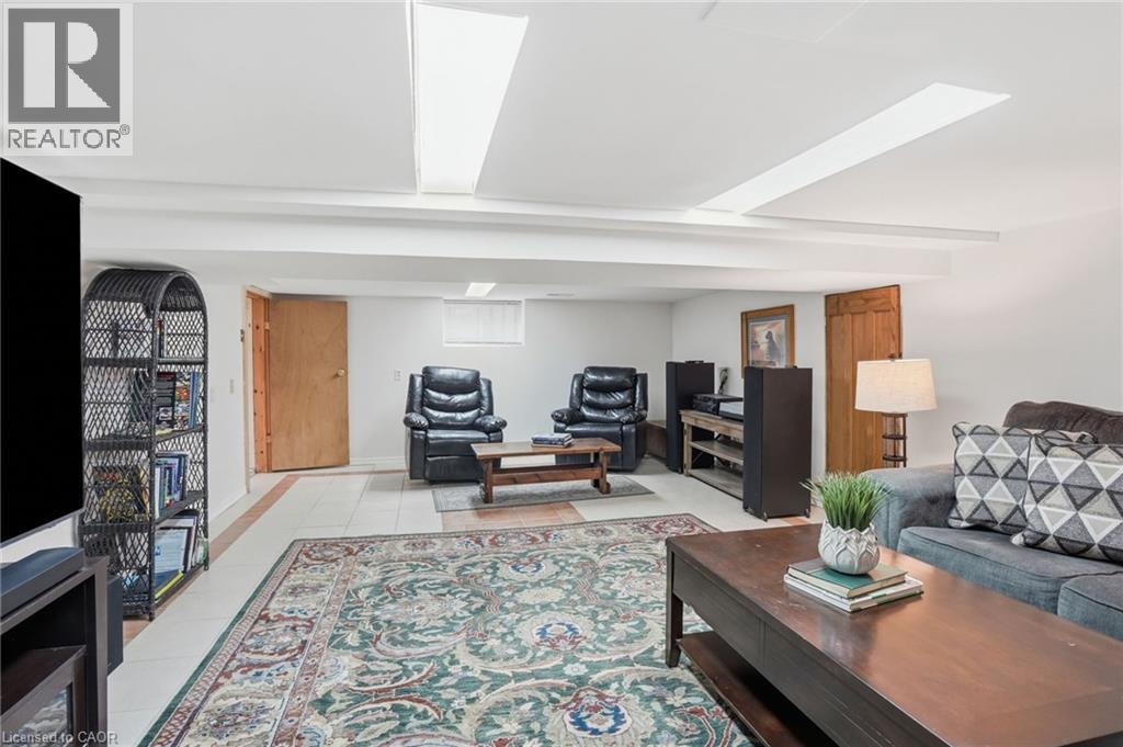 17 Tuxedo Avenue S Property Photo 45
