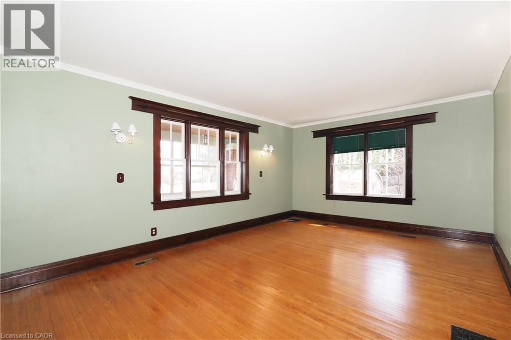 33 Main Street E Property Photo 11