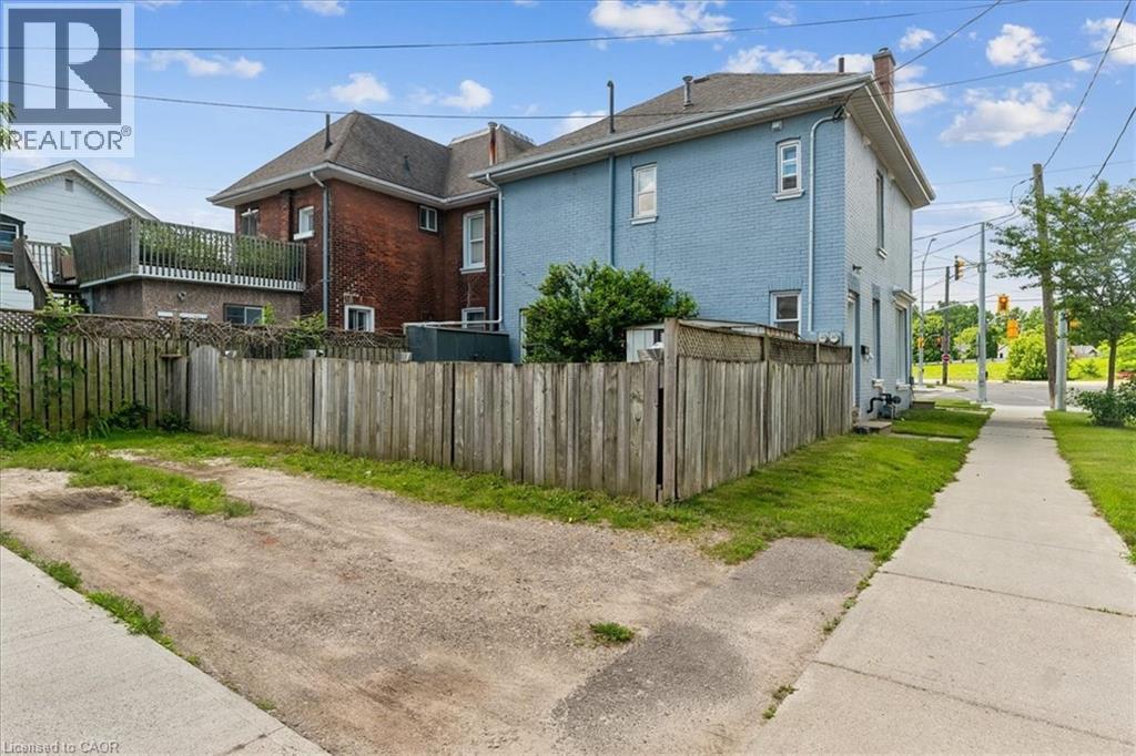 74 Erie Avenue Unit# Upper Property Photo 3