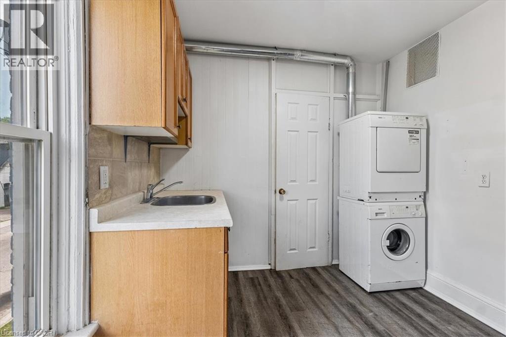 74 Erie Avenue Unit# Upper Property Photo 6