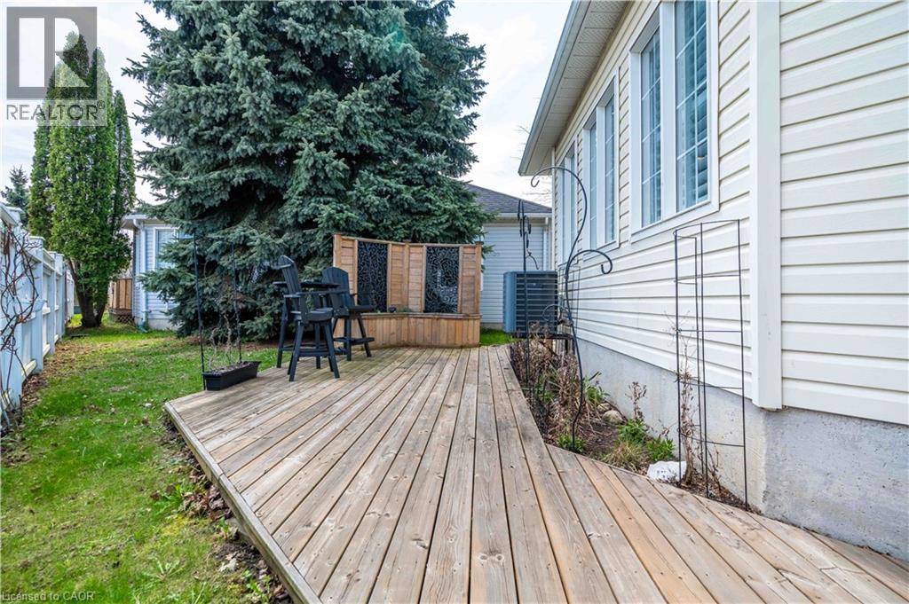 195 Silverbirch Boulevard Property Photo 34