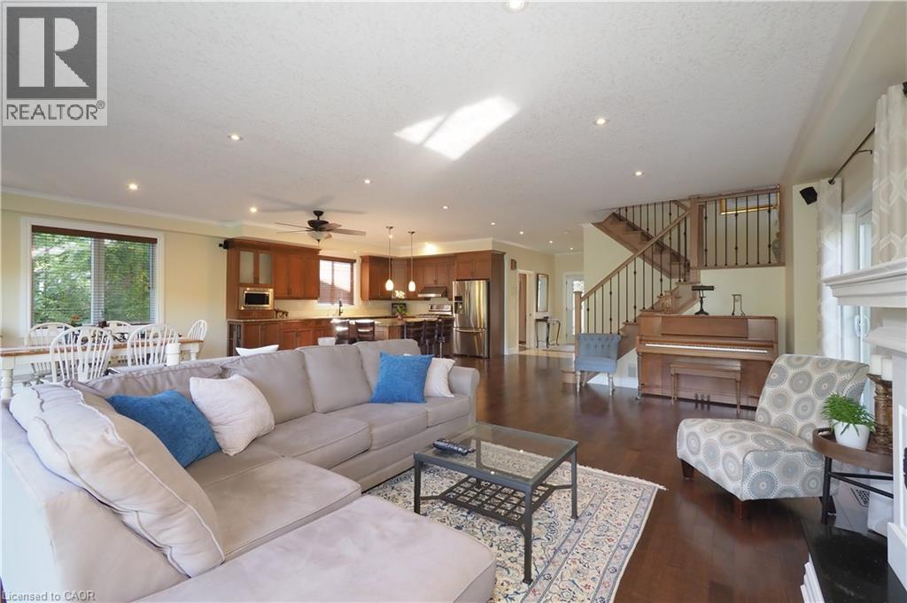 530 St Andrew Street E Property Photo 10