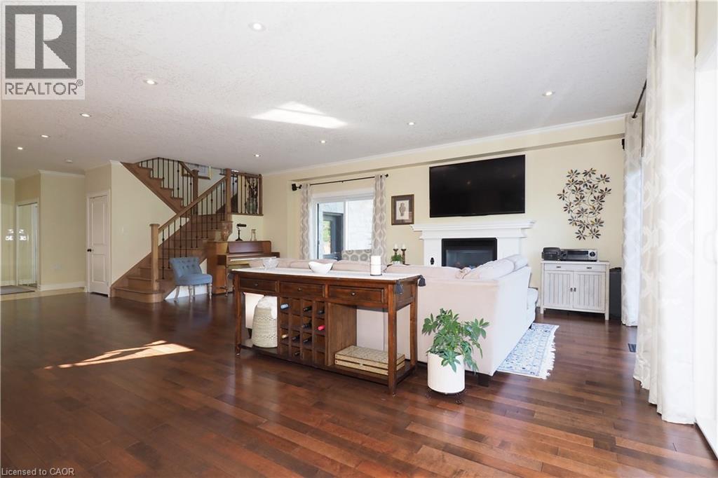 530 St Andrew Street E Property Photo 11