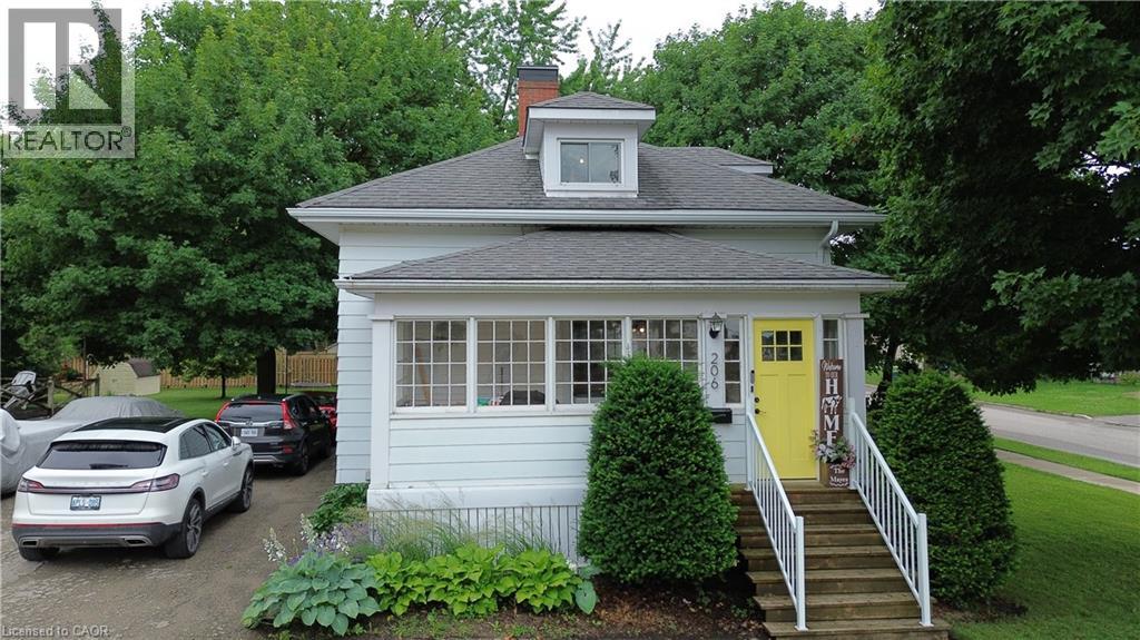 206 UNION Street E