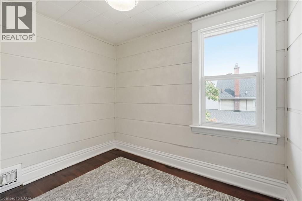 2 Carleton Street N Property Photo 13