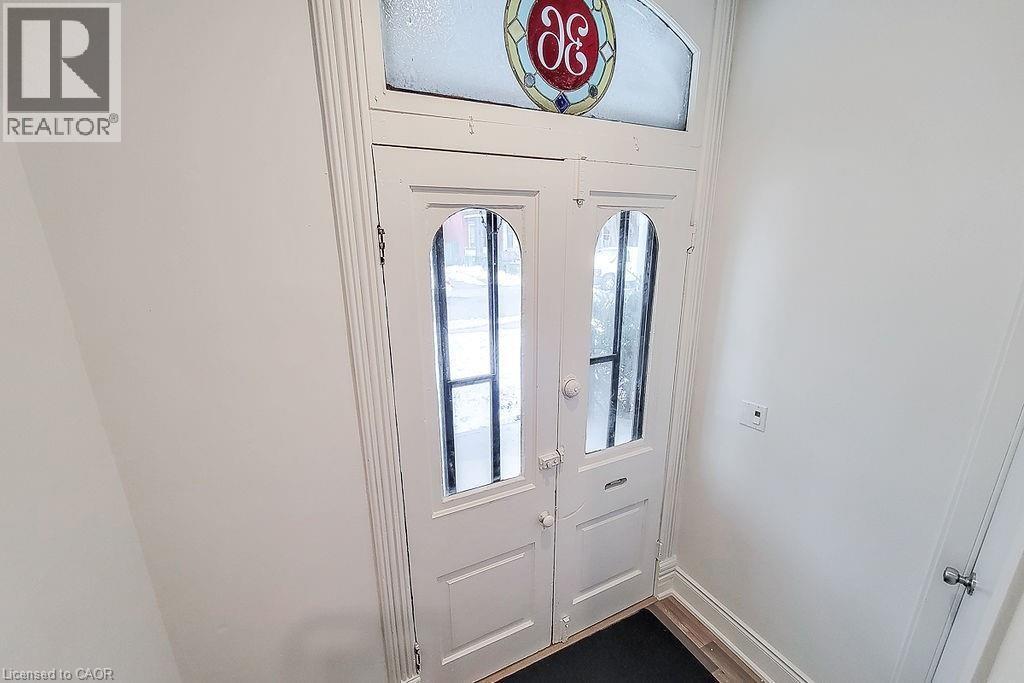 36 Erie Avenue Unit# 2 Upper Property Photo 5