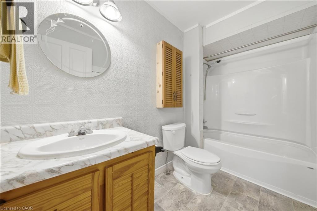 211 Canborough Street Property Photo 9