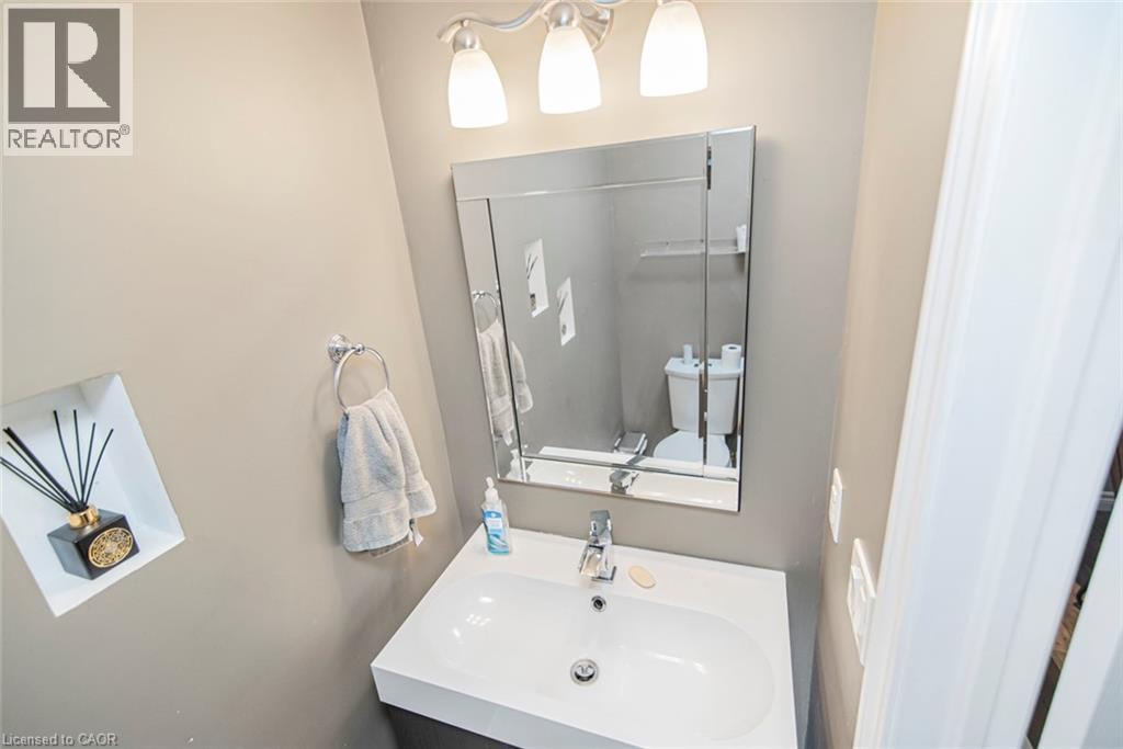 443 Eleventh Road E Property Photo 19