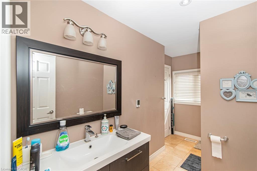 443 Eleventh Road E Property Photo 34