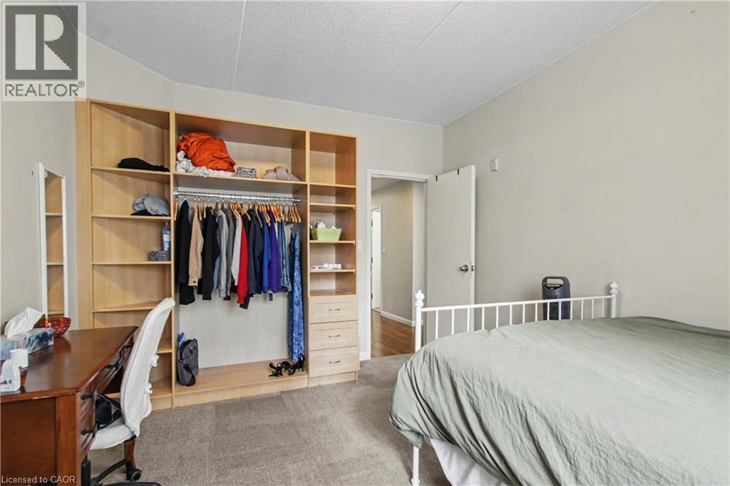 96 University Avenue W Property Photo 6
