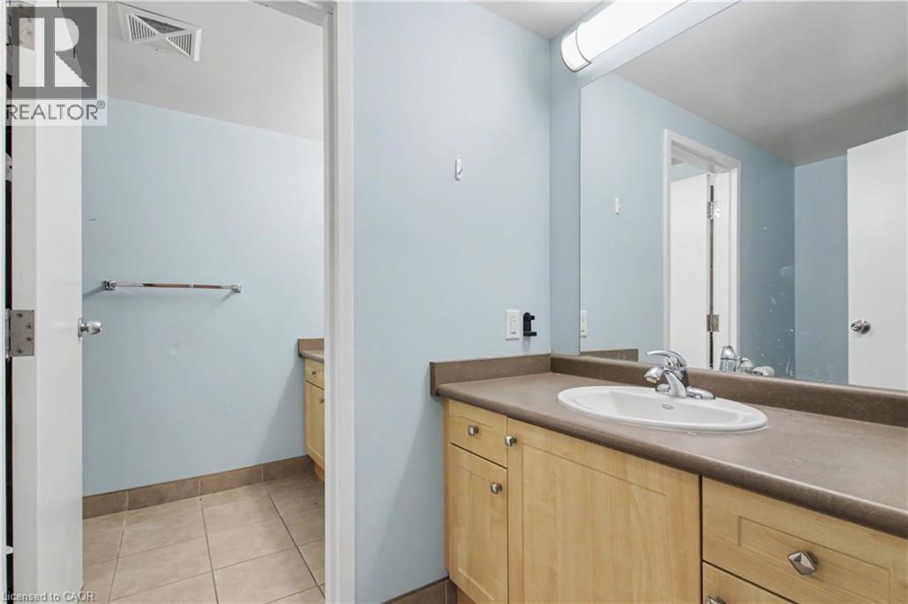 96 University Avenue W Property Photo 7