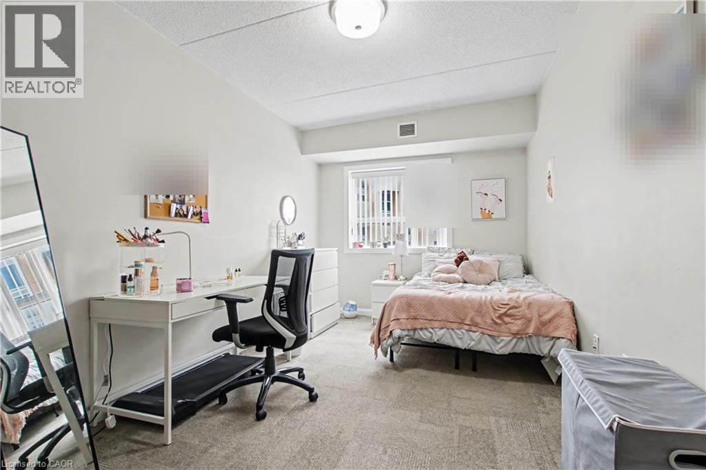 96 University Avenue W Property Photo 8