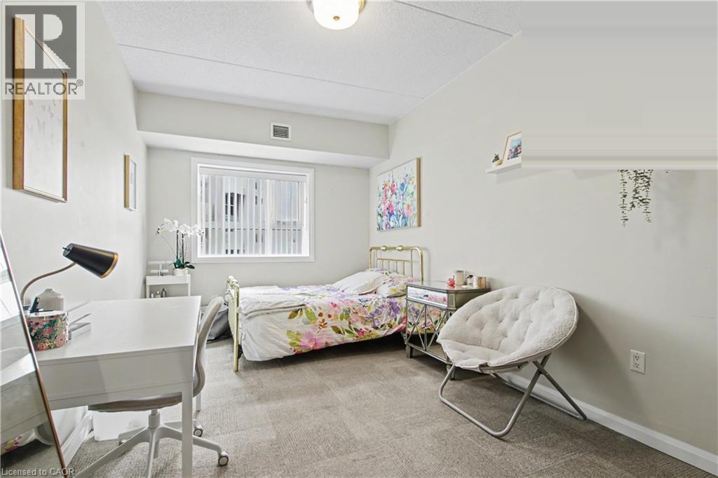96 University Avenue W Property Photo 9