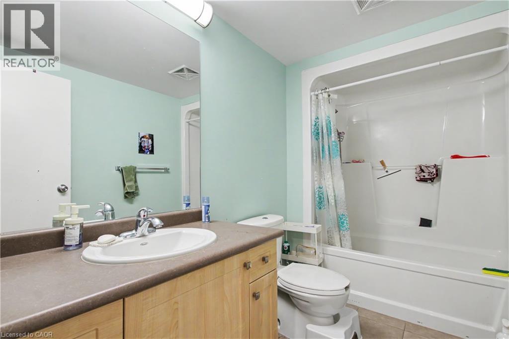 96 University Avenue W Property Photo 22