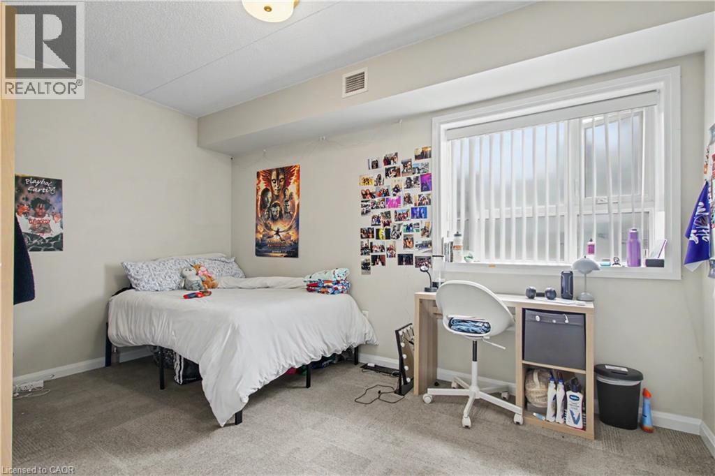 96 University Avenue W Property Photo 23