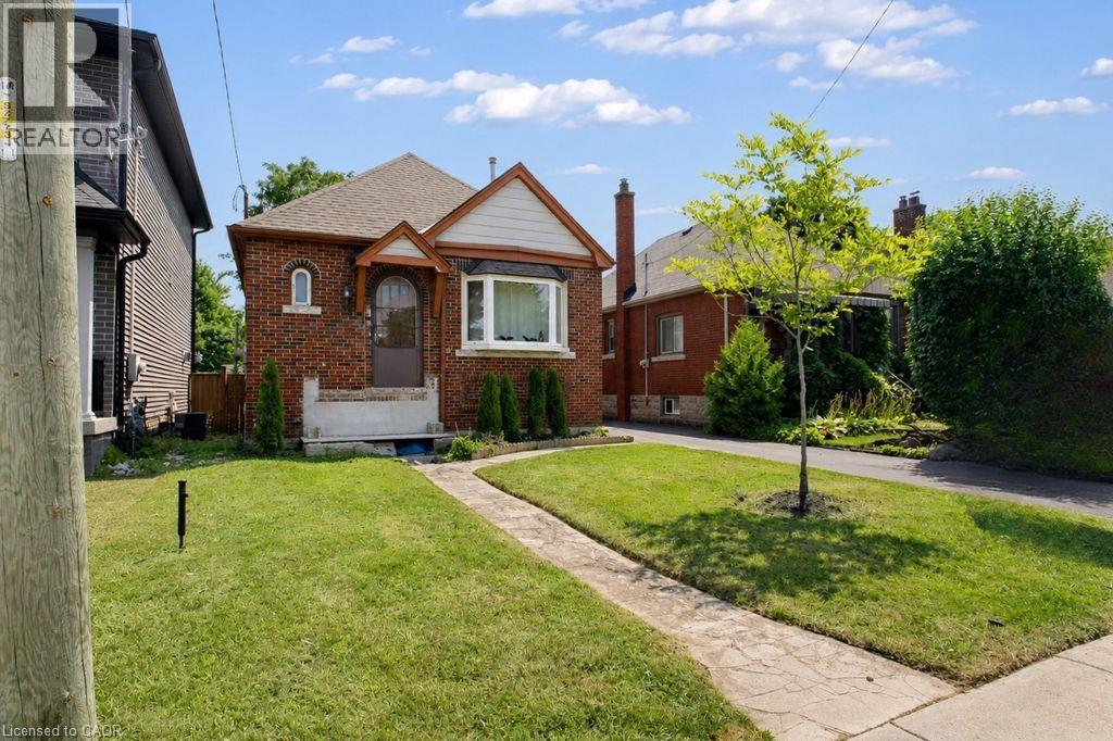 35 Barons Avenue S Property Photo 3