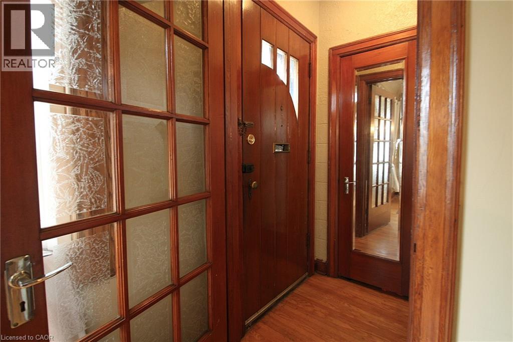 35 Barons Avenue S Property Photo 5