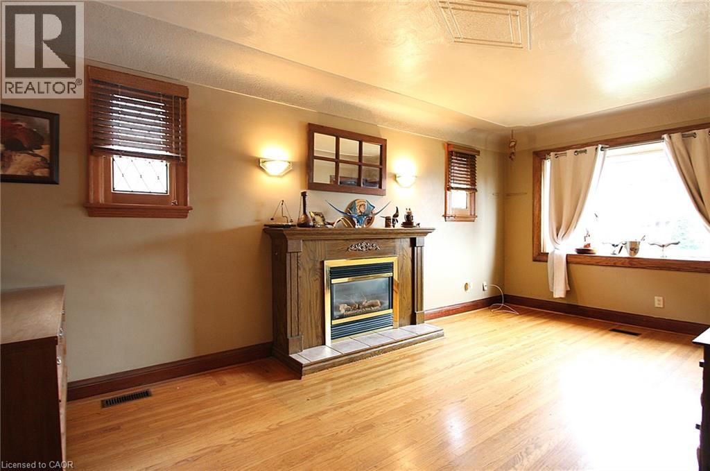 35 Barons Avenue S Property Photo 6