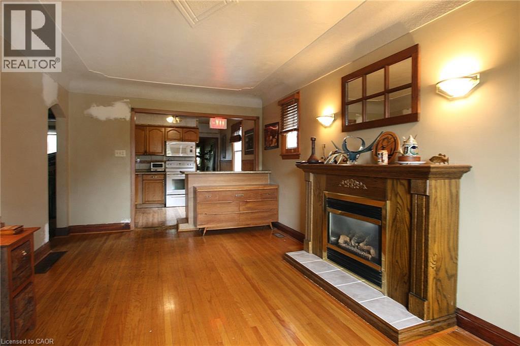 35 Barons Avenue S Property Photo 7