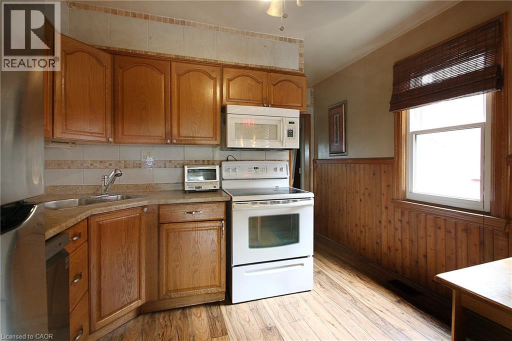 35 Barons Avenue S Property Photo 8