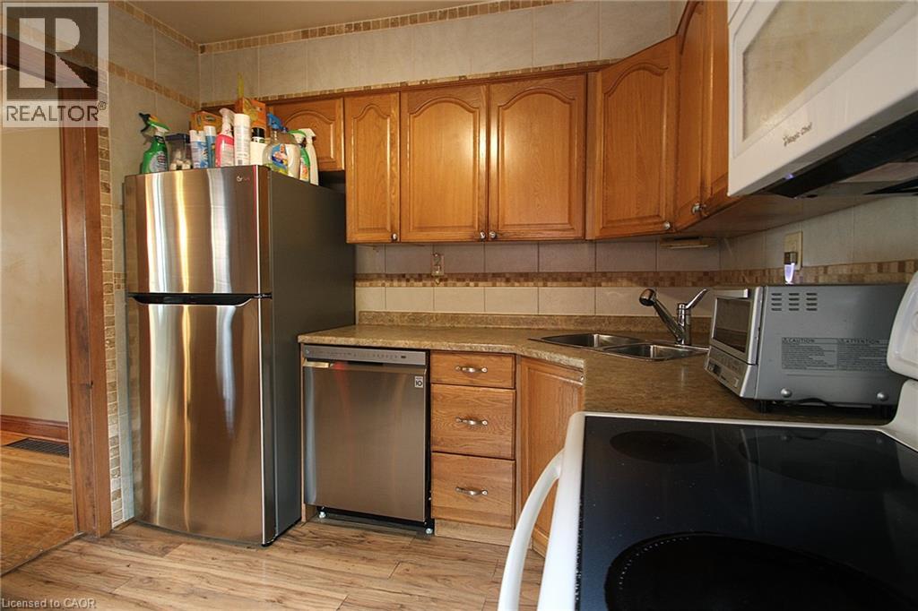 35 Barons Avenue S Property Photo 9