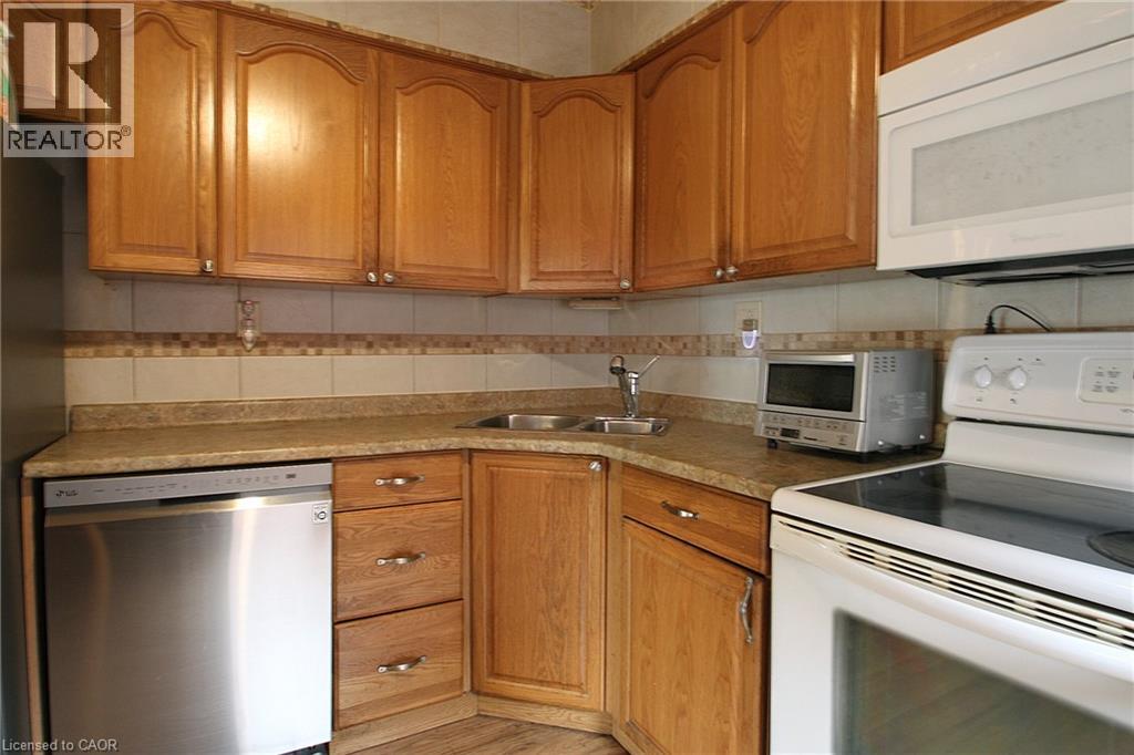 35 Barons Avenue S Property Photo 10