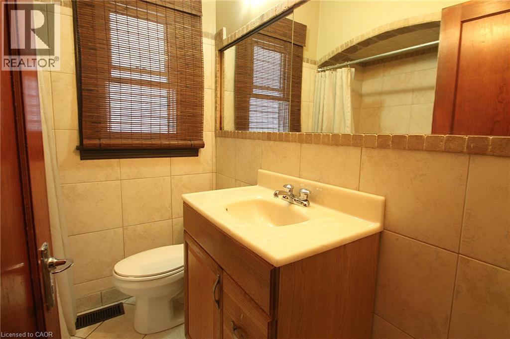 35 Barons Avenue S Property Photo 12