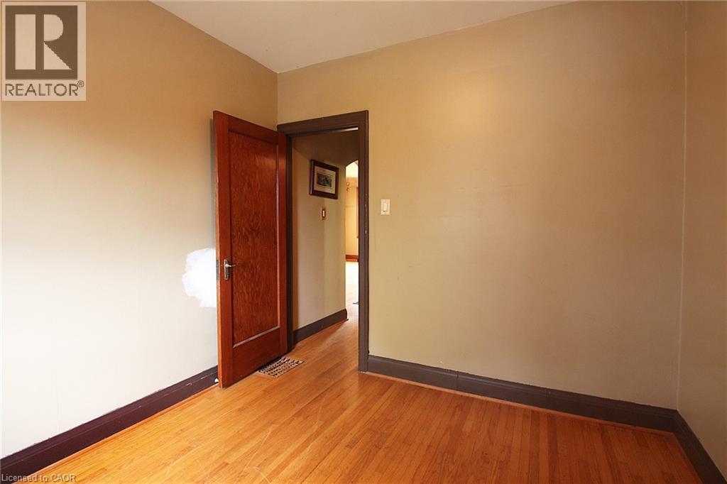 35 Barons Avenue S Property Photo 13