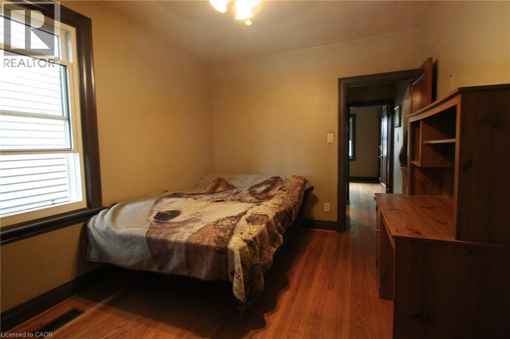 35 Barons Avenue S Property Photo 14