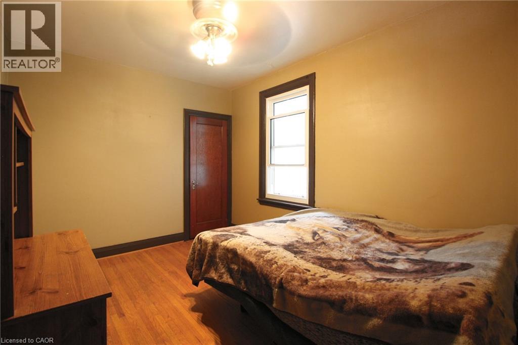 35 Barons Avenue S Property Photo 15