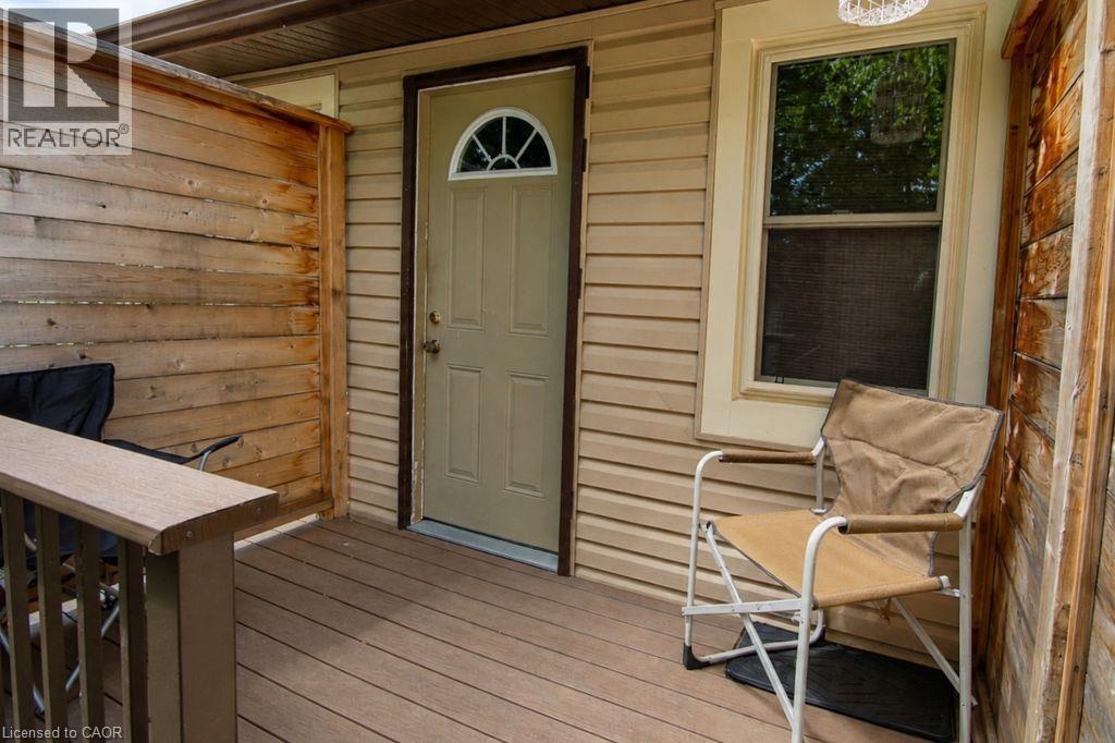 35 Barons Avenue S Property Photo 18
