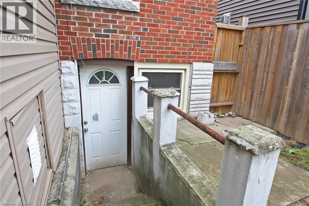 35 Barons Avenue S Property Photo 21