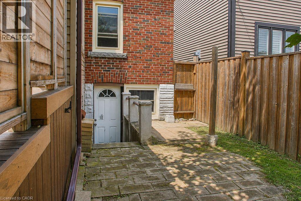 35 Barons Avenue S Property Photo 22