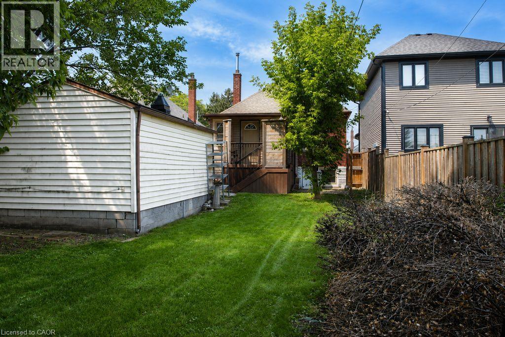 35 Barons Avenue S Property Photo 23