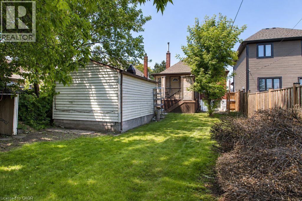 35 Barons Avenue S Property Photo 24