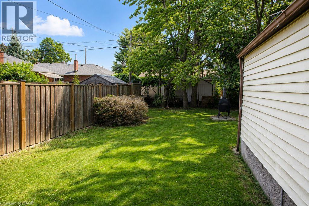 35 Barons Avenue S Property Photo 26