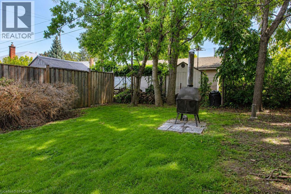35 Barons Avenue S Property Photo 27