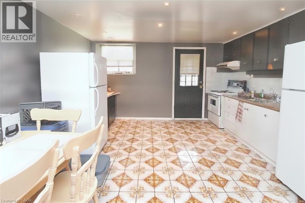 355 Macnab Street N Property Photo 11