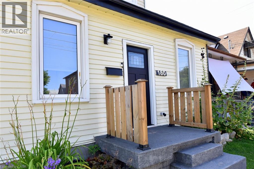 180 Province Street N Property Photo 4