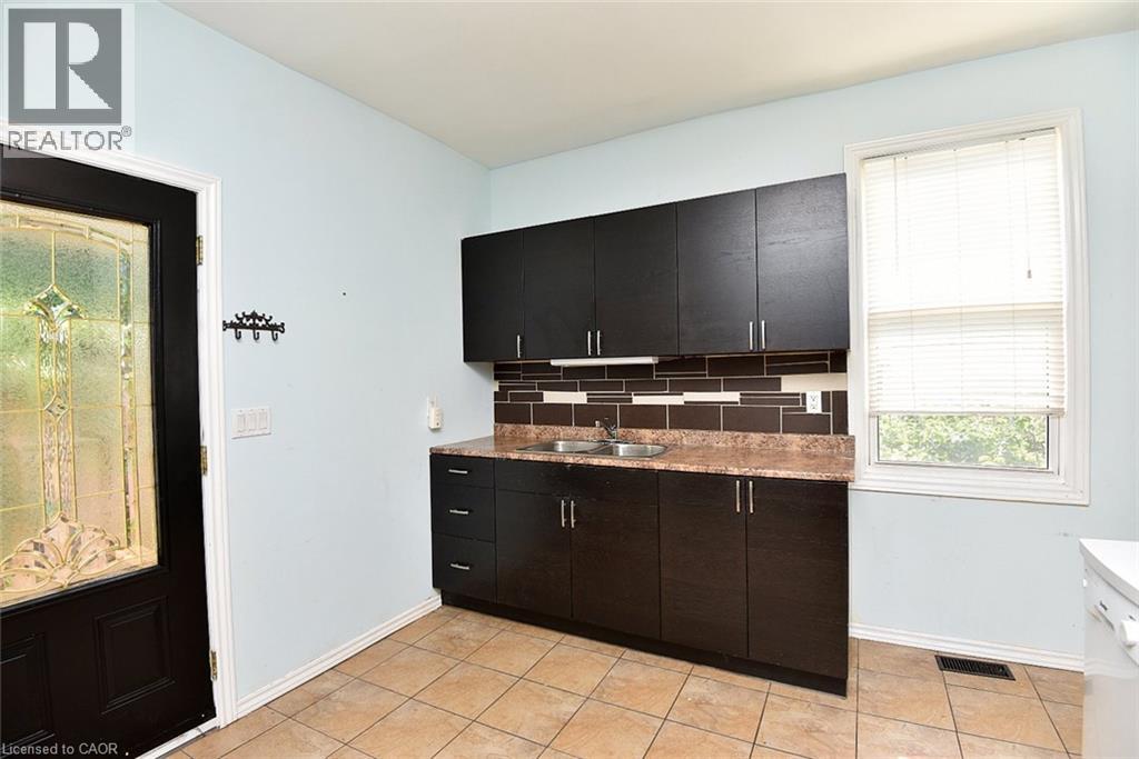 180 Province Street N Property Photo 16